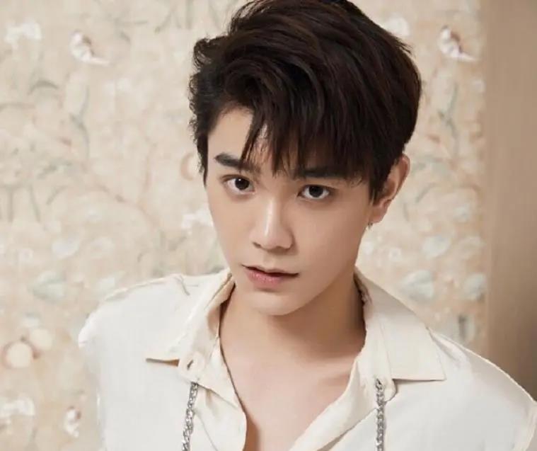 「楼下女友请签收」《三千鸦杀》刚播完不久，赵露思又一古装剧来袭，男主让人想舔屏