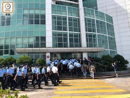 观察者网独家视频|港警搜查\＂苹果日报\＂大楼，带走25箱证物