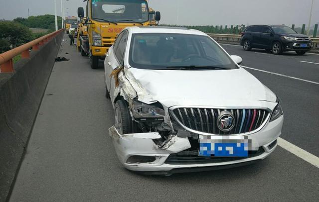 杭州|?杭州绕城高速货车追尾半挂车,司机当场身亡,车里的手机正放着直播视频