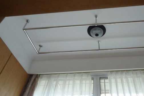 ▲阳台别再装这种晾衣架了，我家装完就后悔了，现在晾衣服就生气！