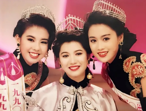 梁小冰|梁小冰嫁给了陈嘉辉，生下儿子貌比潘安，结婚20年生活幸福如初