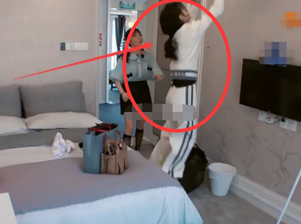 赵丽颖|有种真实叫赵丽颖参加真人秀，面对卧室的镜头，谁注意她进门下意识的举动？