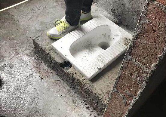 『』为啥卫生间蹲坑都要做个台阶？师傅不小心说漏嘴，后悔没有早知道