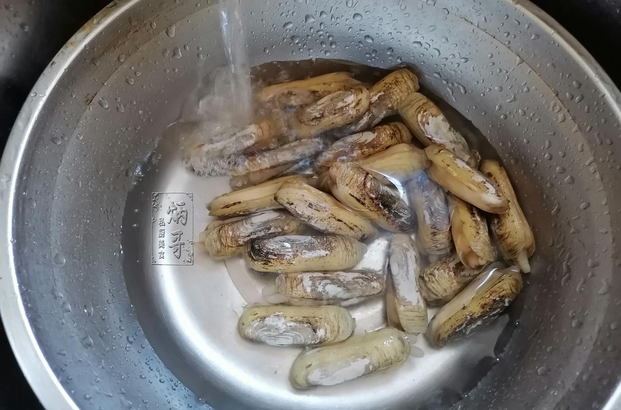 酱油|洗海蛏，加盐加油吐泥都没用！老渔民：用它泡一泡，泥沙全吐出！
