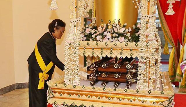 『诗妮娜』泰国王室大新闻！和35岁诗妮娜亲密合影的白发公主逝世，葬礼从简