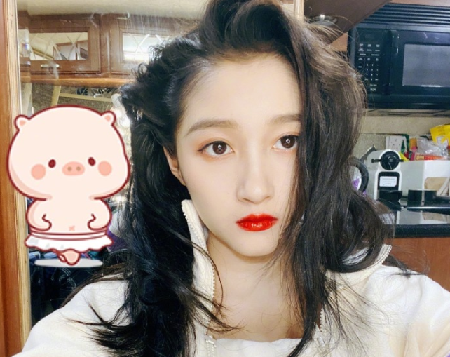 『关晓彤』王牌收官合照关晓彤为何站最边缘？得知真实原因，粉丝骄傲落泪