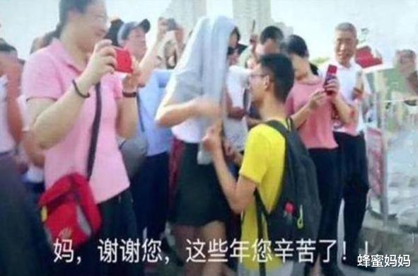 「蜂蜜」曾在高考后“跪地谢母”，得高分却放弃985名校的男孩，咋样了？