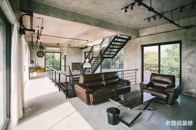 :她家不铺地,不做吊顶,全屋钢管水泥风,看到阳台我懵了!