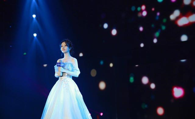 冯提莫|冯提莫实力下滑?事业进入瓶颈期,国外音乐会是救命稻草