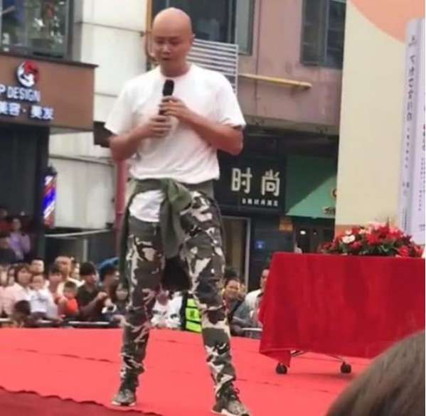 周杰伦▲二十岁娶三妻生三孩, 曾想索吻谢娜侮辱金星, 现在街头商演无人认识