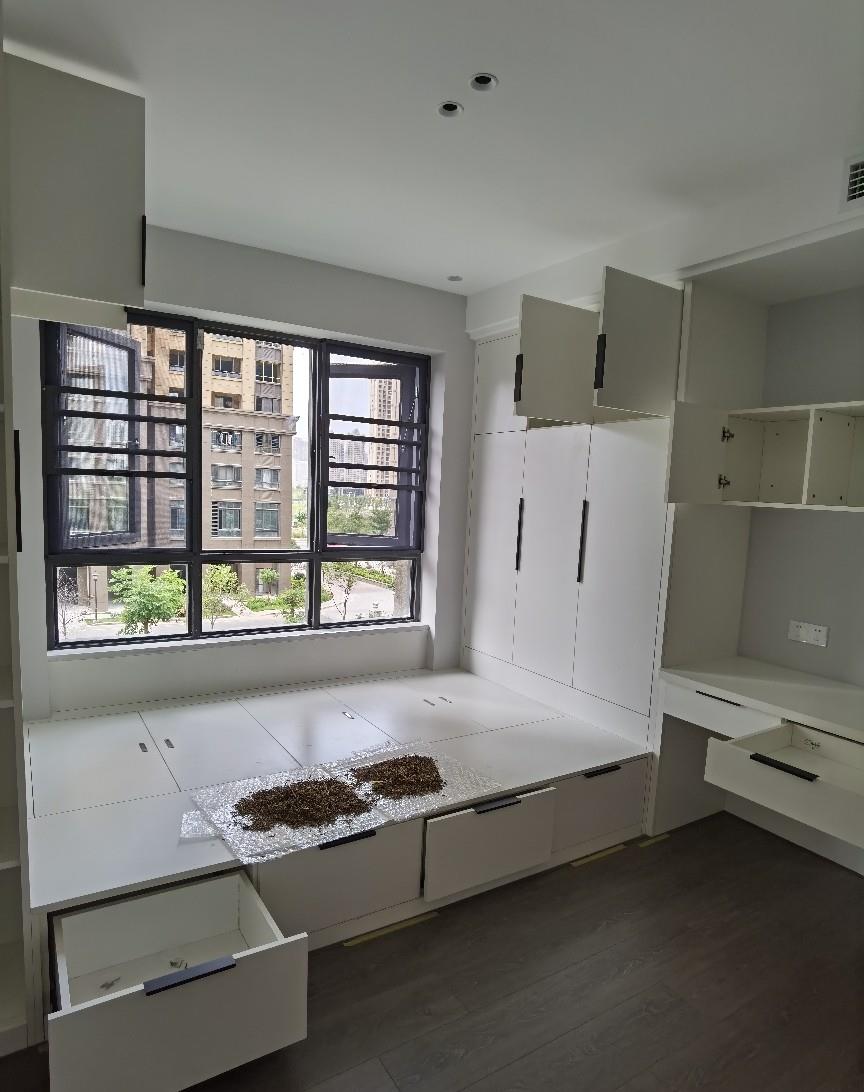 |他家装修的新房，设计大理石电视墙，飘窗改柜子，美观且实用！