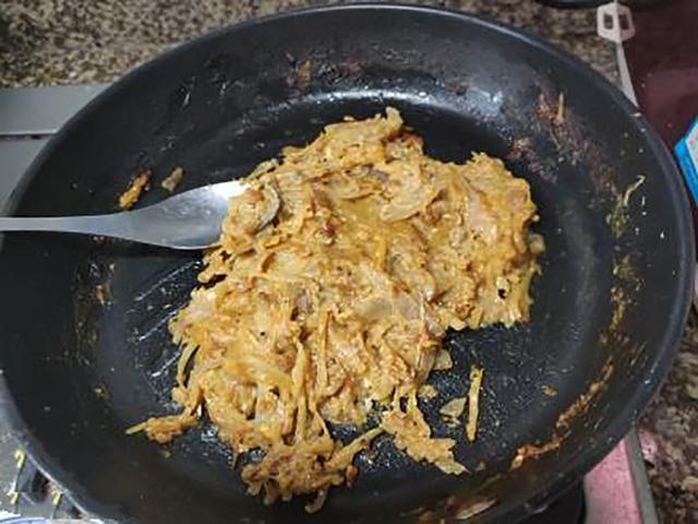 『炒饭』食堂又出新菜了，抓紧来排队，大学生：这菜，妈见打，爸见抽