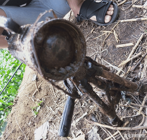 「」钓鱼钓上来的，不知道值多少钱，请问大家这东西是啥？哈哈