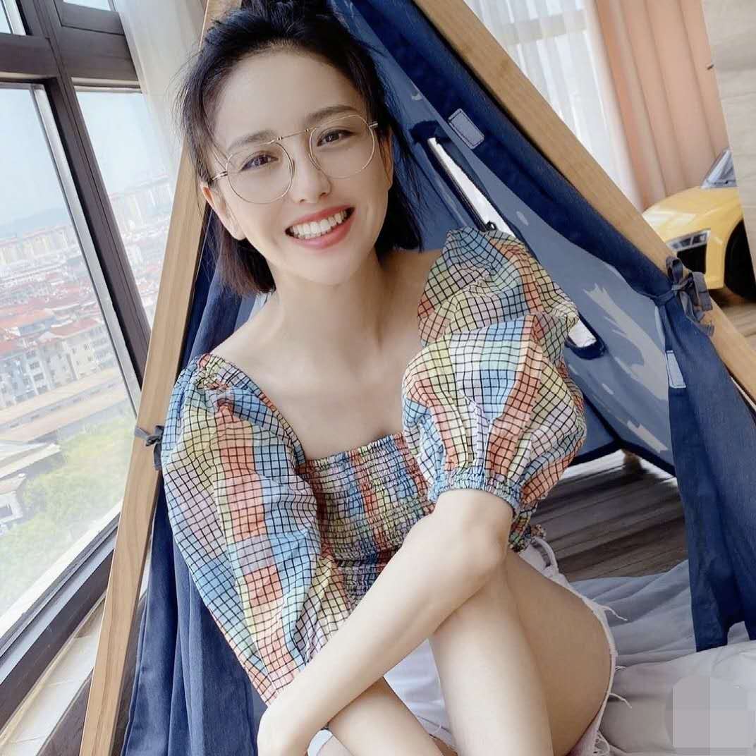 佟麗婭曬美照，蝴蝶背成最大亮點，真的有37歲嗎？-圖8