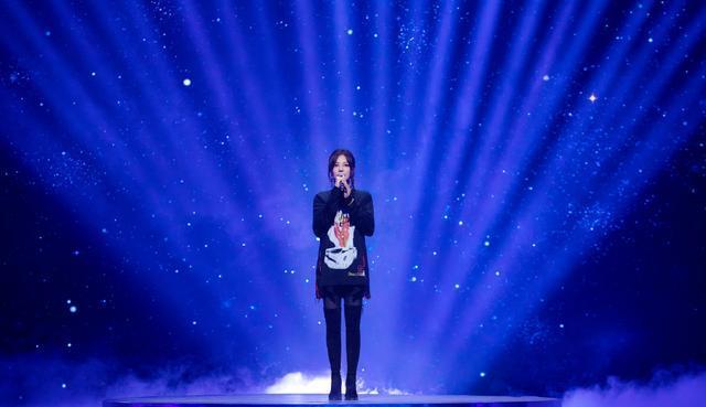 『西装』10年前赵薇还是村姑，现在44岁状态回春，黑色西装+短发，超时髦