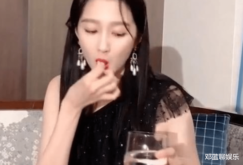 鹿晗|关晓彤吃药却被拍，当看清她吃的啥药时，粉丝：替鹿晗心疼！