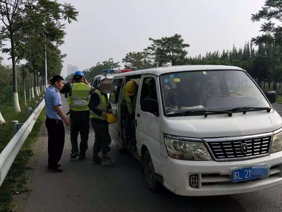 五菱宏光|五菱宏光下高速被拦，看到车尾两行字，交警都忍不住笑了