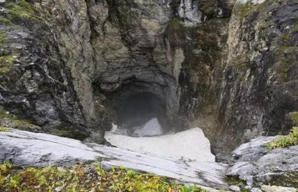 科学家@飞行员意外发现野外洞穴，深不可测，科学家：可能隐藏了许多秘密