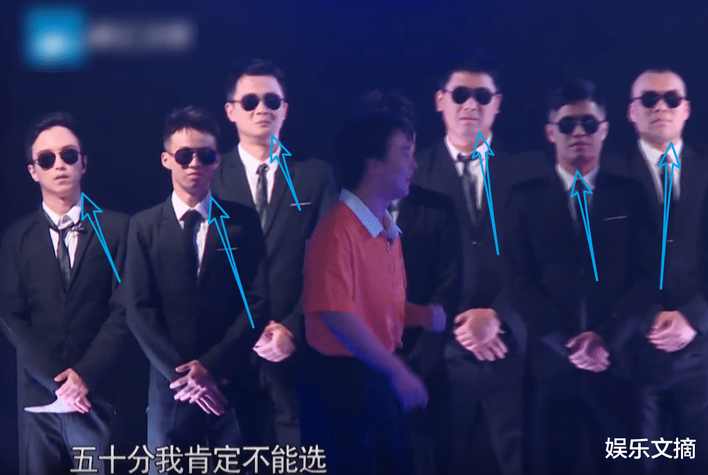 「郭麒麟」郭麒麟有多幽默？《奔跑吧》黑衣人努力憋笑，看样子快忍不住了