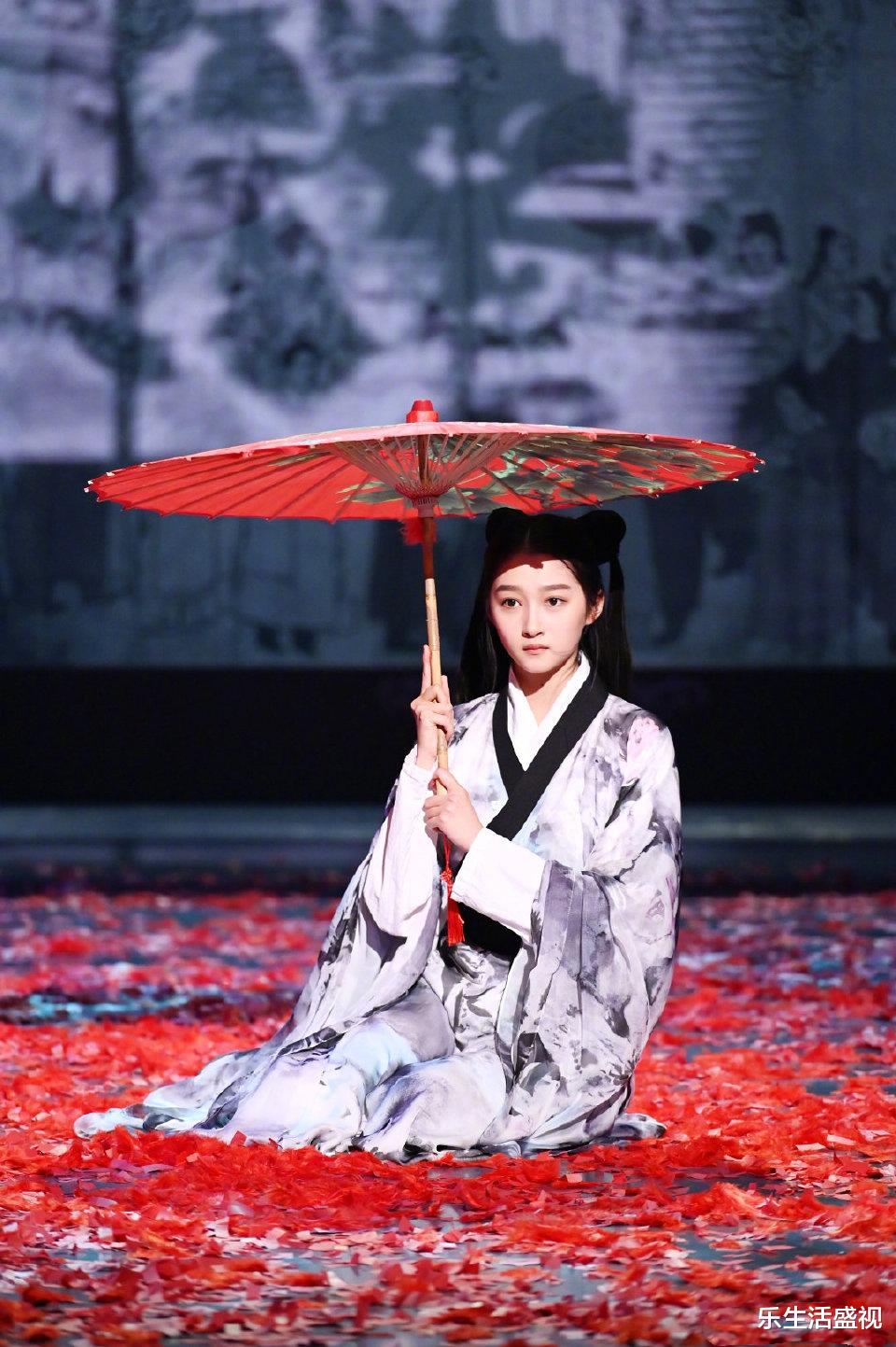 『关晓彤』《王牌对王牌》中关晓彤再现青萍公主经典造型,手持油伞翩翩起舞