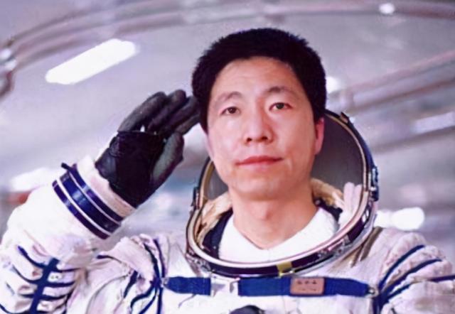 杨利伟|“航天英雄”杨利伟：濒死26秒返航的背后，是妻子离职与女儿的死亡