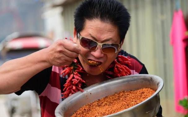 「辣椒」当年那个拥有\铁胃\，30年将辣椒当饭吃的\中国辣王\，他现状如何