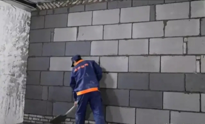 |如何在空心砖墙上打膨胀螺栓?