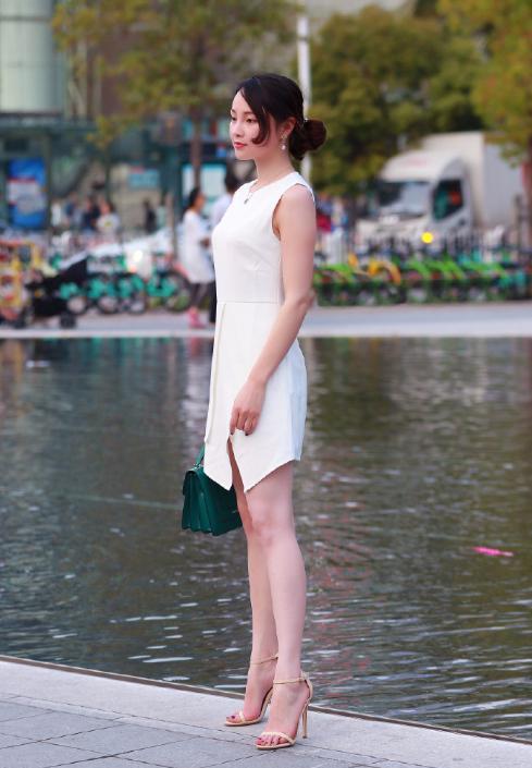 穿衣搭配|淡雅的职业穿搭，一件白色连衣裙，穿出职场人士的干练气质