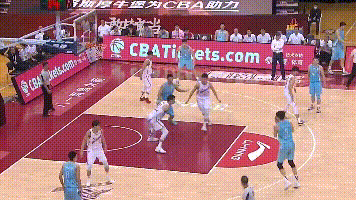 『周琦』周琦面前3米无人防，接球后瞄了瞄篮筐，3秒后替补席的反应太真实