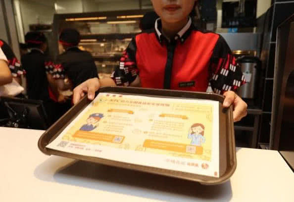 ##肯德基餐盘上为何总放着张纸？不是让你挤番茄酱用的，用错就丢人了