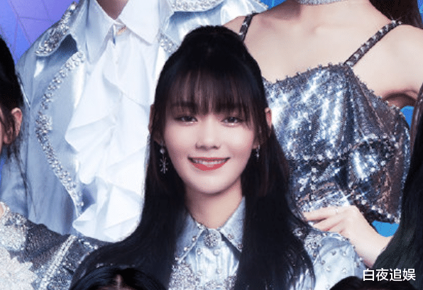 c位|火箭少女618海报官宣，C位人选引热议，谁注意到孟美岐和yamy？