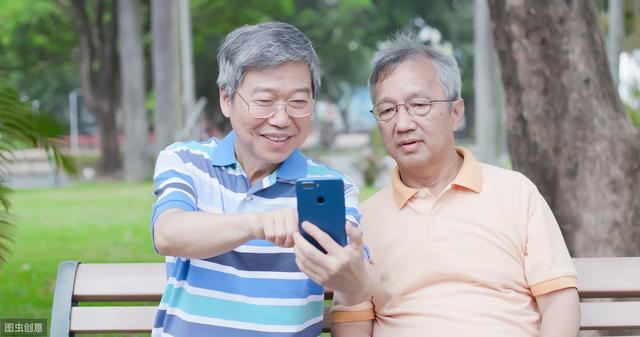 『退休』老领导退休了，打听单位人事，还让我送报刊