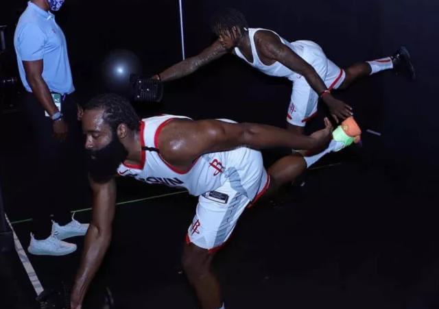 火箭队|火箭似乎不具备防守詹姆斯的条件,为何能够大胜湖人?2点太可怕