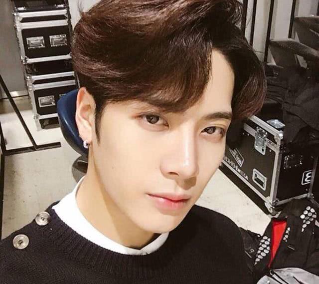 『王嘉尔』王嘉尔隔离结束离开酒店，看到他离开之后的房间，暴露明星真实素养