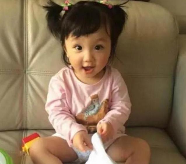 晒晒张丹峰洪欣的豪宅，一家人住着豪华别墅，小区环境也太好了吧