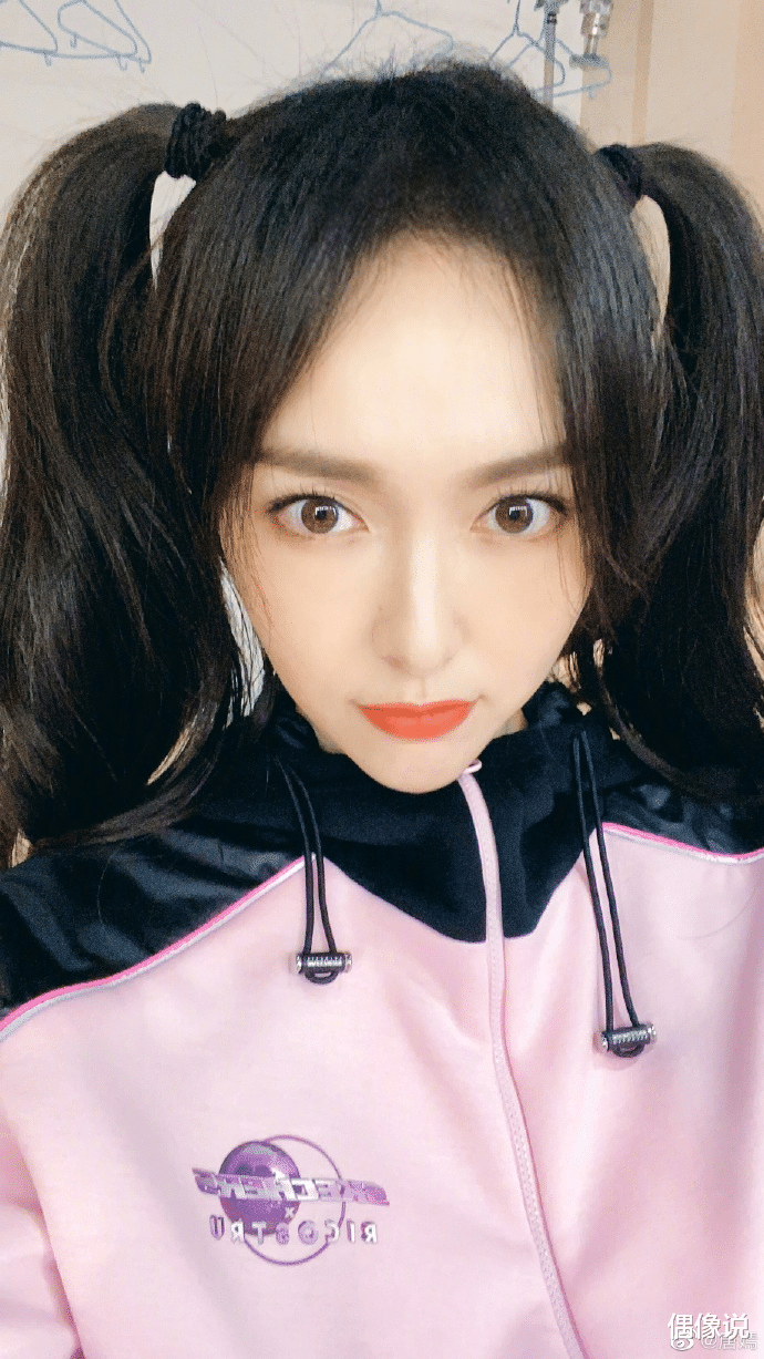 唐嫣|唐嫣首晒女儿照片！八个月小公主比OK手势，和唐嫣肤色差距大