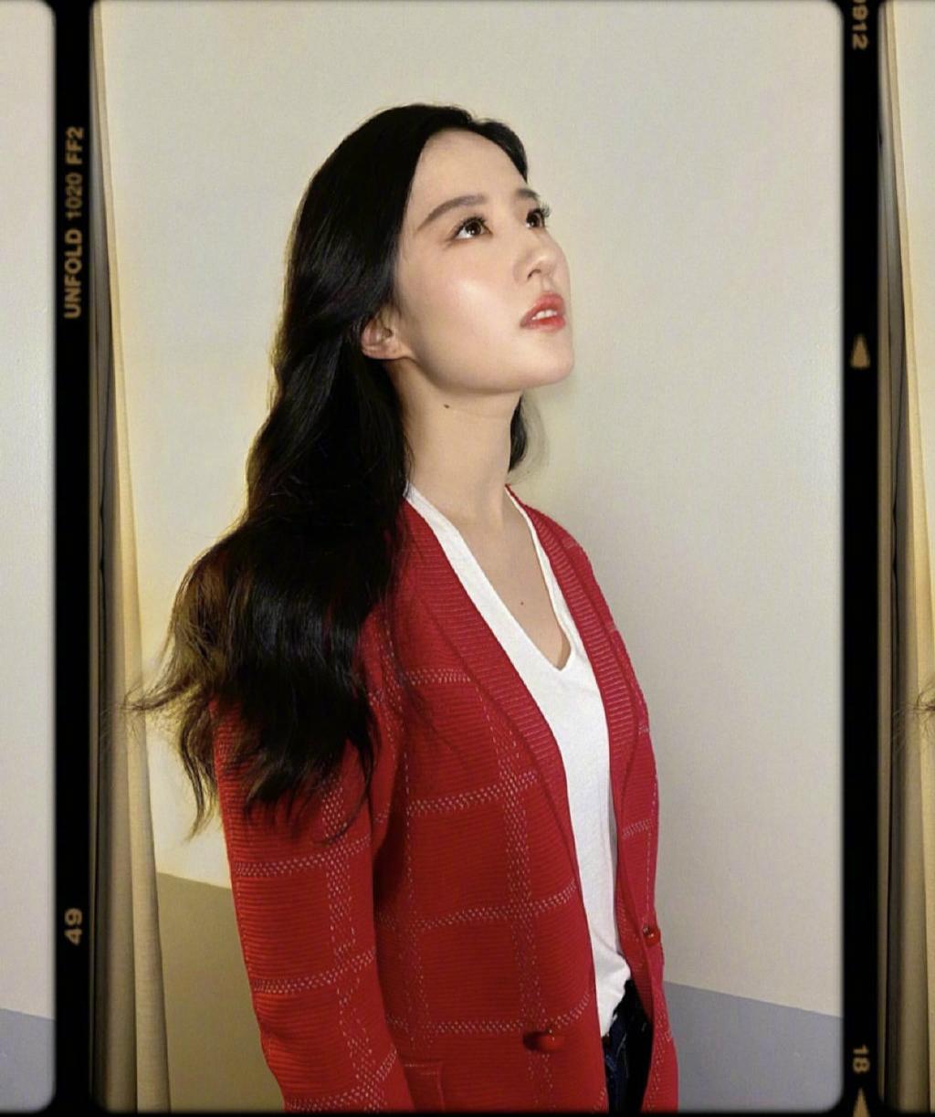 「刘亦菲」花木兰宣传期成刘亦菲个人时装秀，凤凰裙好惊艳，蓝色西装帅炸了
