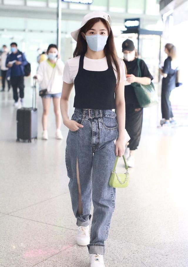 穿衣搭配|30岁张含韵也太少女了吧,扎双马尾穿格子衬衣,侧颜真的太像杨幂