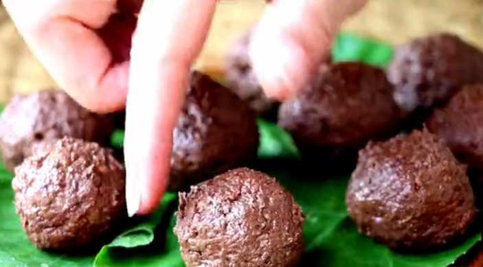 「李子柒」李子柒做“费列罗”巧克力,摄像师却出卖她,网友:这谁愿意吃?