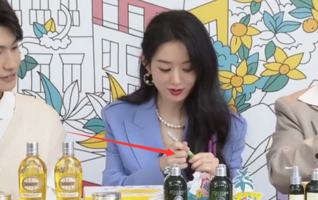 赵丽颖|赵丽颖手绘涂鸦，镜头拉近，谁注意她的指甲“形状”？是我没见过世面了！