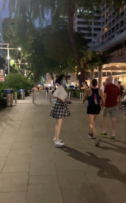 许晴|51岁许晴被网友偶遇，性感身材让人羡慕，原来她一直坚持健身！