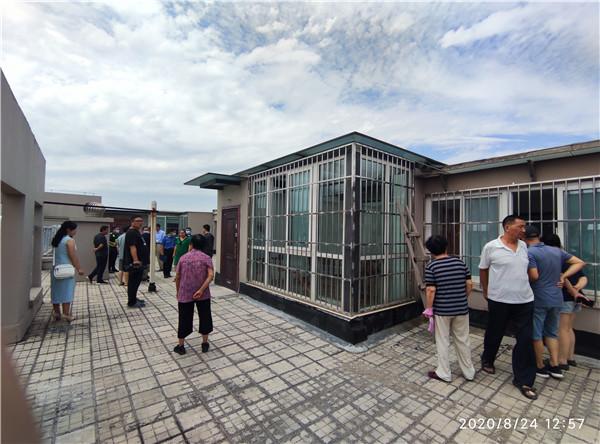 东方今报|郑州一小区楼顶“建别墅”成风，有人还装铁门拆了排烟道