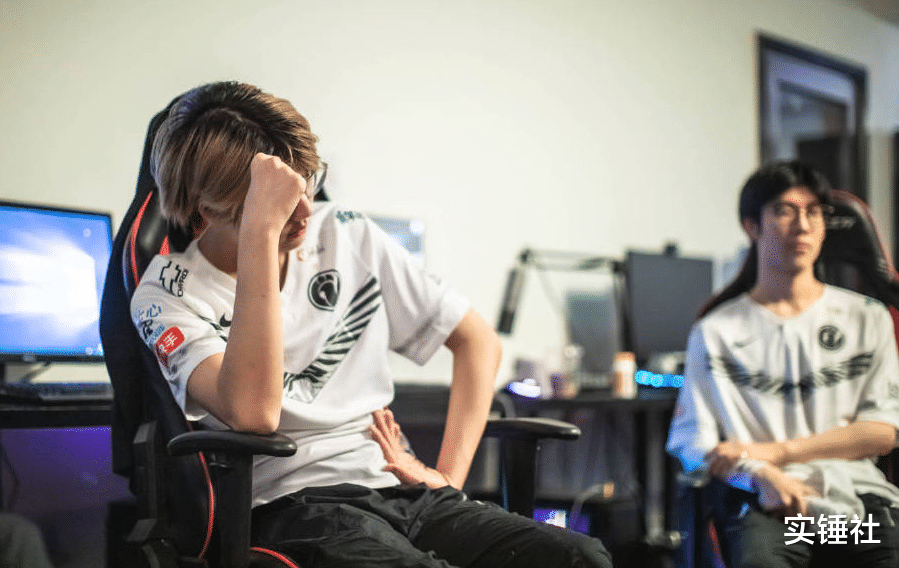 #ig#IG输赛后官方发图！乐言双手合十低头祈祷，南风崩溃泡芙满脸迷茫