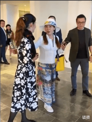 张钧甯|54岁田震近照变化大，红色短发颠覆形象，无子无女归隐田园