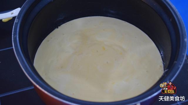 蛋糕：电饭煲蛋糕最正确的配方，做出来蓬松暄软，不塌陷不开裂，超好吃