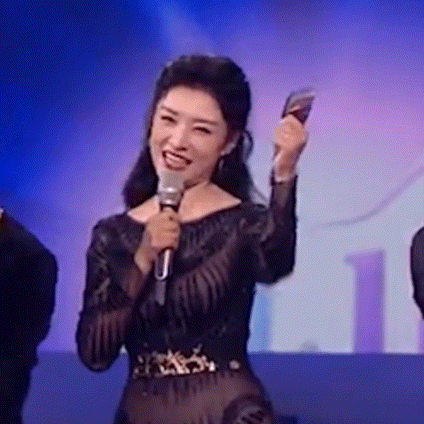 周涛|开口既是春晚腔！周涛穿红裙独占C位成一姐，气场连汪涵都接不住