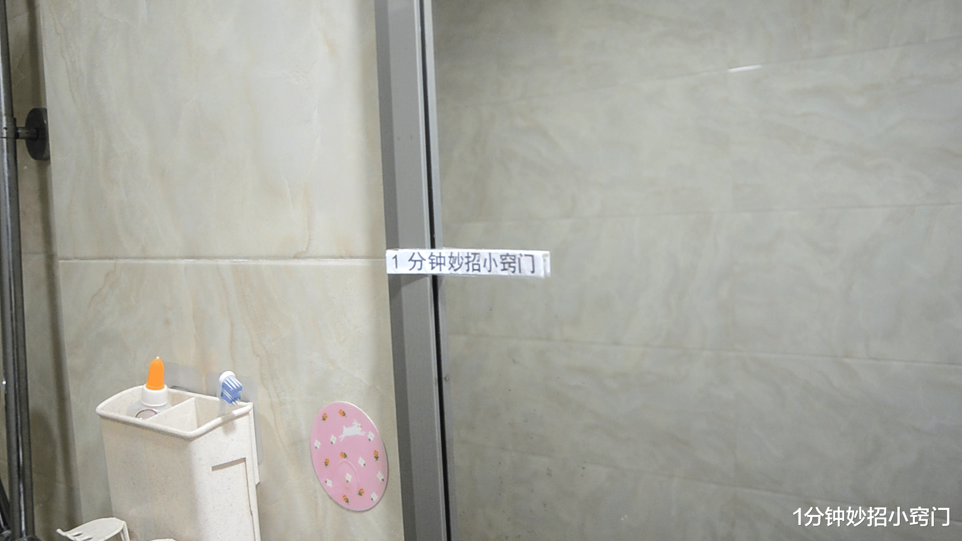 |住酒店时，看到这种镜子要切记，最好去退房，还好知道的及时