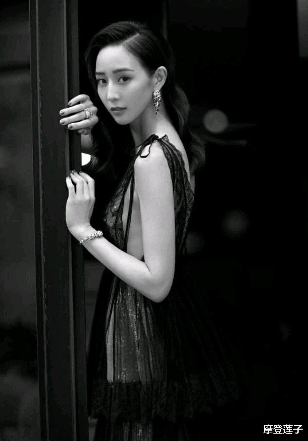 连衣裙@张钧甯高调亮相！身穿一袭前后都是深V设计黑色连衣裙，这气质绝了