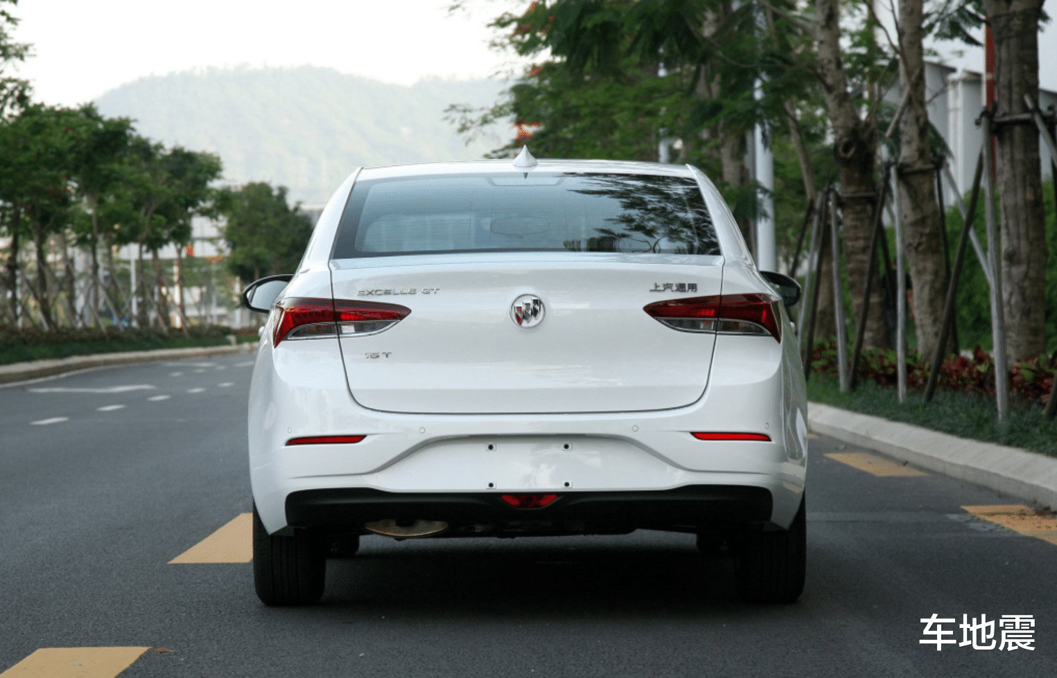 「合资车」又一合资车价格“跳水”,从11.89w跌至6.59w,买国产不如选它香