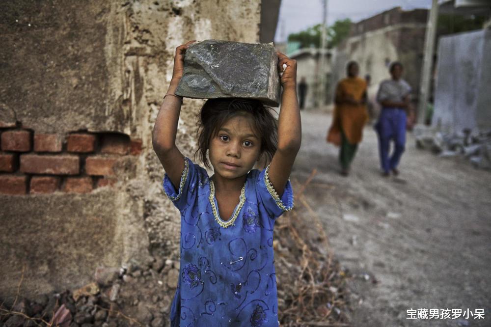 印度黑磚廠裡的童工，每天餓著肚子幹活，累死累活一天隻賺到20元-圖3